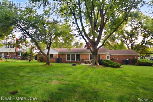 915 Ironstone Drive, Rochester Hills, MI 48309