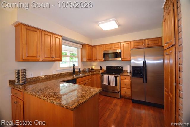 915 Ironstone Drive, Rochester Hills, MI 48309