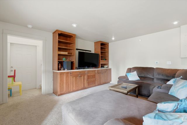 17179 Island Loop Way, Bend, OR 97707