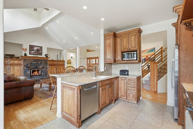 17179 Island Loop Way, Bend, OR 97707