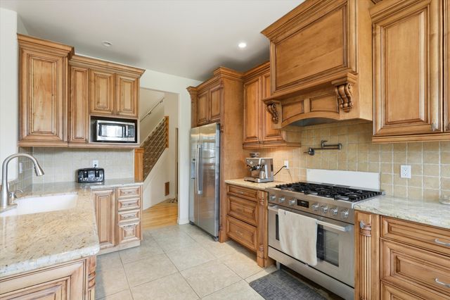 17179 Island Loop Way, Bend, OR 97707