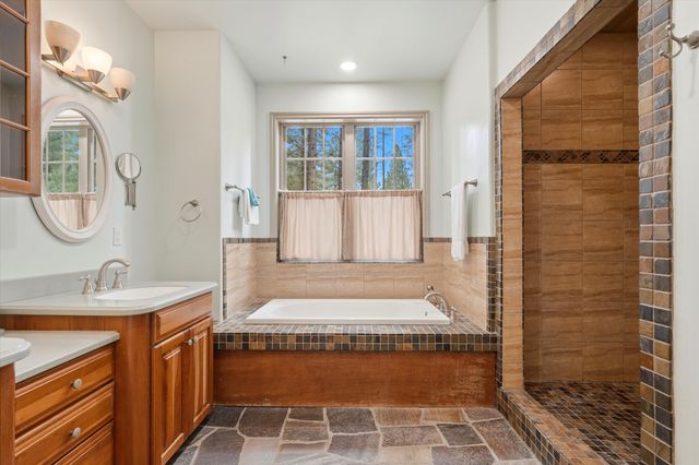 17179 Island Loop Way, Bend, OR 97707