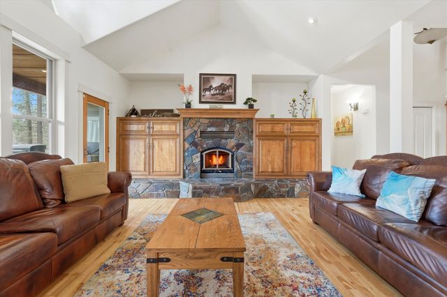 17179 Island Loop Way, Bend, OR 97707