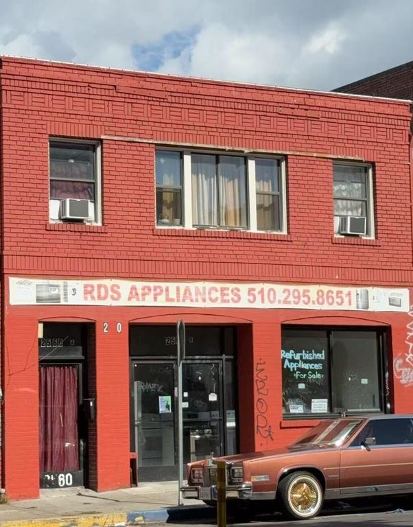 2560 International Blvd., Oakland, CA 94601