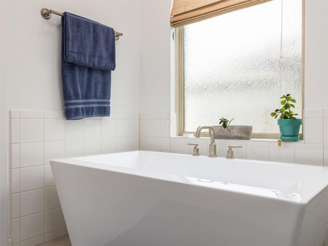 233 Arrowhead Mound RD, Georgetown, TX 78628