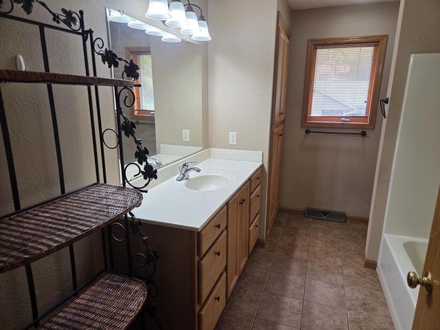 1806 E Road 3, Edgerton, WI 53534