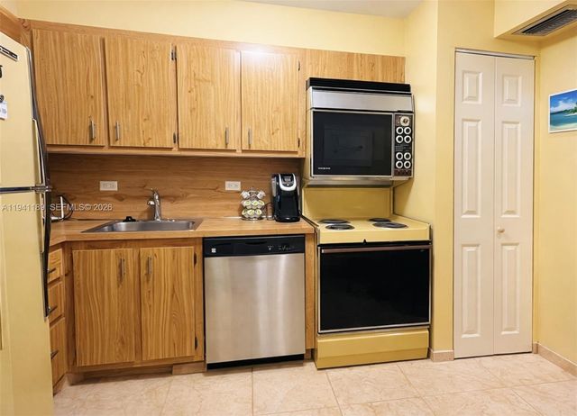 20505 E Country Club Dr 1033, Aventura, FL 33180