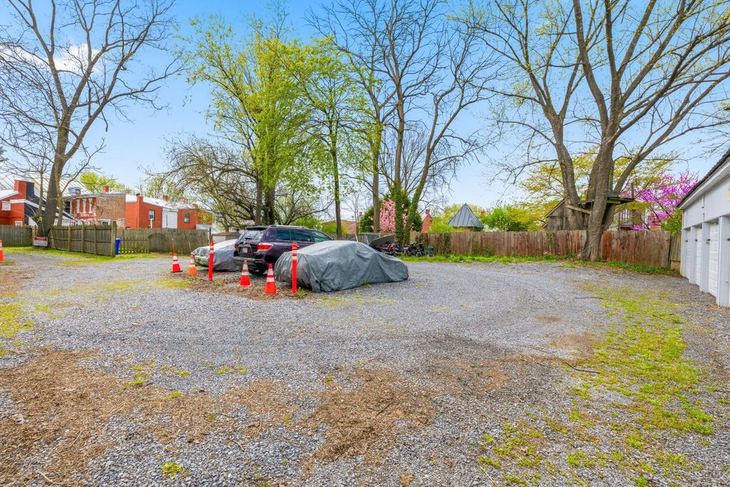 Image 5 of property listing at 465 W SOUTH ST, Frederick, MD 21701