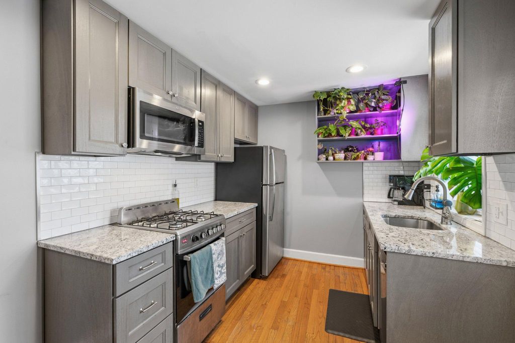 Image 7 of property listing at 465 W SOUTH ST, Frederick, MD 21701