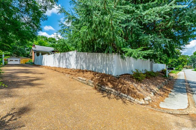 1125 S Crest Road, Rossville, GA 30741