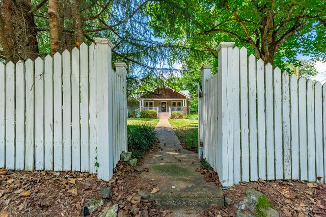 1125 S Crest Road, Rossville, GA 30741