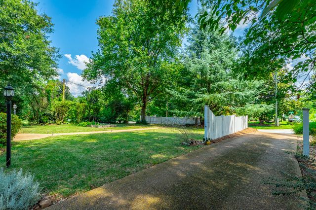 1125 S Crest Road, Rossville, GA 30741