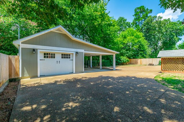 1125 S Crest Road, Rossville, GA 30741