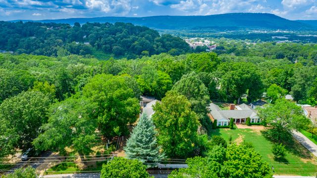 1125 S Crest Road, Rossville, GA 30741