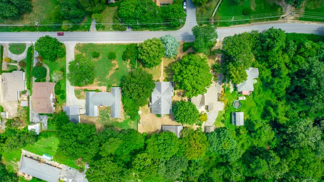 1125 S Crest Road, Rossville, GA 30741