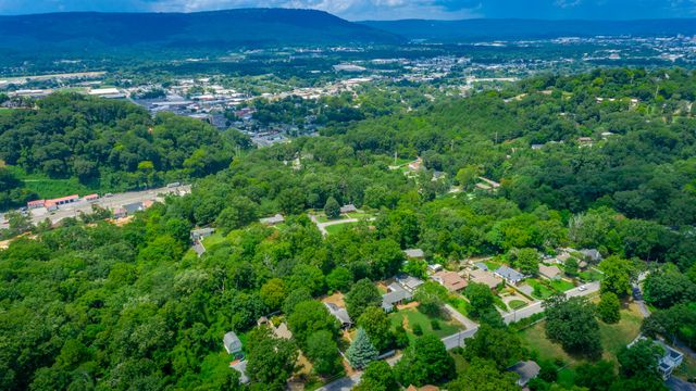 1125 S Crest Road, Rossville, GA 30741