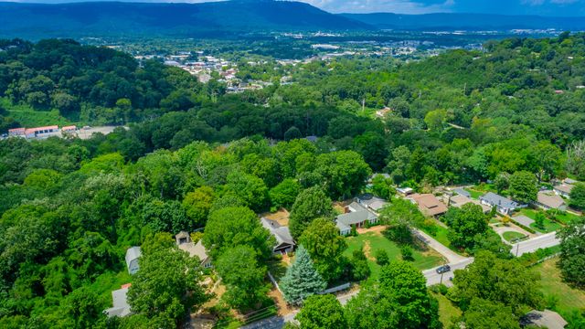 1125 S Crest Road, Rossville, GA 30741