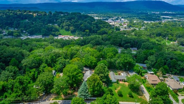 1125 S Crest Road, Rossville, GA 30741