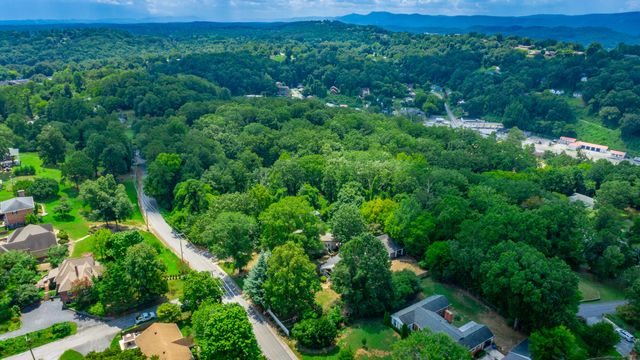 1125 S Crest Road, Rossville, GA 30741