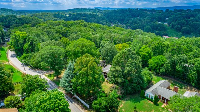1125 S Crest Road, Rossville, GA 30741