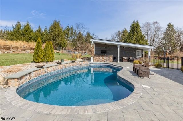 38 Still Hollow Rd, Tewksbury Twp., NJ 08833
