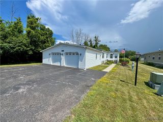 3023 Springview Dr, Newfane, NY 14108