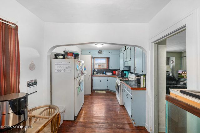 1861 Tremainsville Road, Toledo, OH 43613