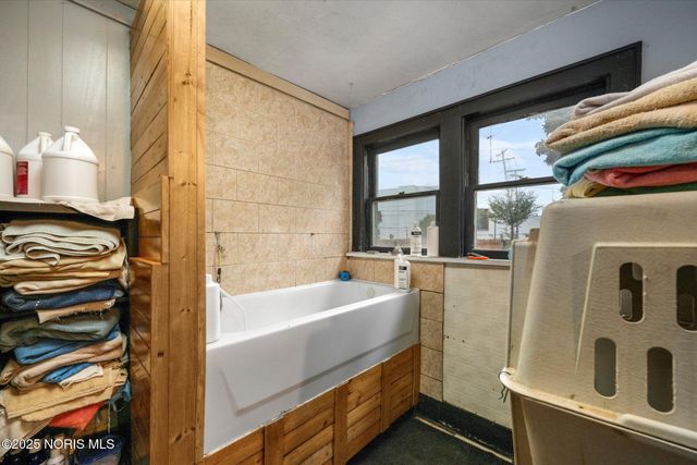 1861 Tremainsville Road, Toledo, OH 43613