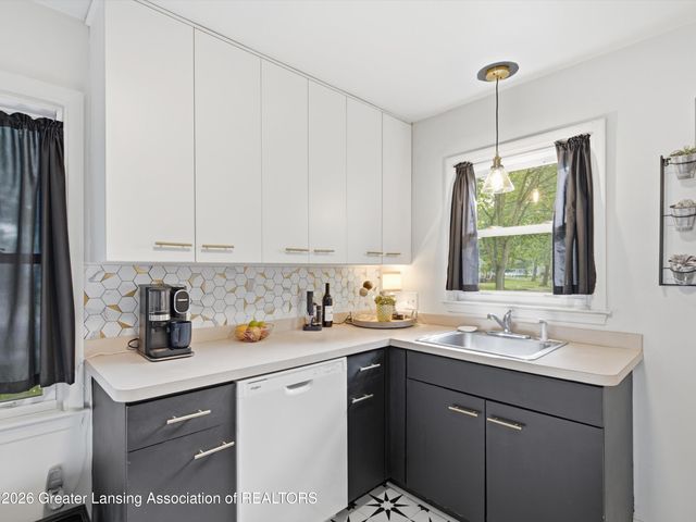 820 S Dexter Drive, Lansing, MI 48910