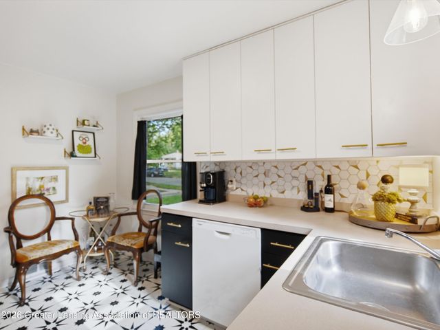 820 S Dexter Drive, Lansing, MI 48910