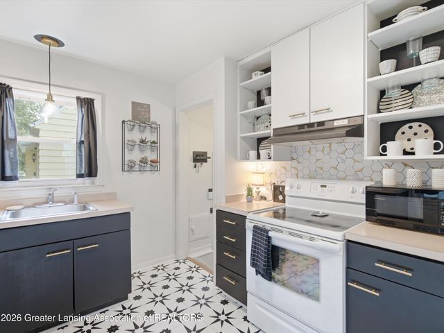 820 S Dexter Drive, Lansing, MI 48910