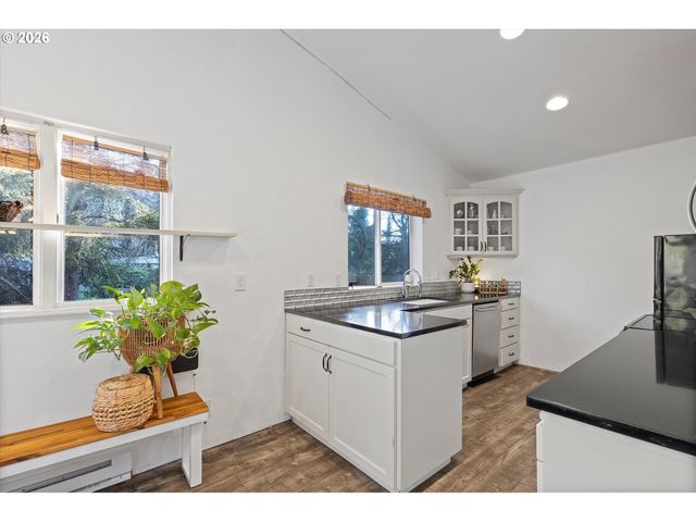 15 Ne KEENE Ave, Depoe Bay, OR 97341