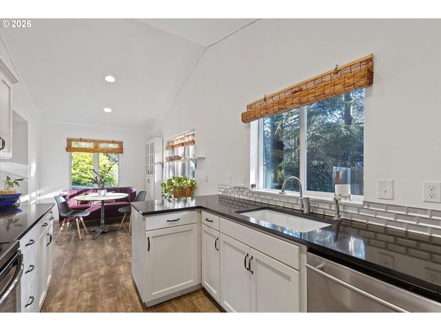 15 Ne KEENE Ave, Depoe Bay, OR 97341