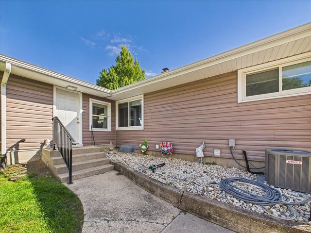 220 FAIRVIEW Boulevard, Rockford, IL 61107