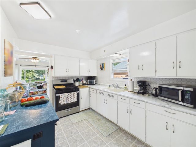 220 FAIRVIEW Boulevard, Rockford, IL 61107