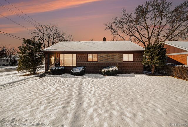 9360 Pine Street, Taylor, MI 48180