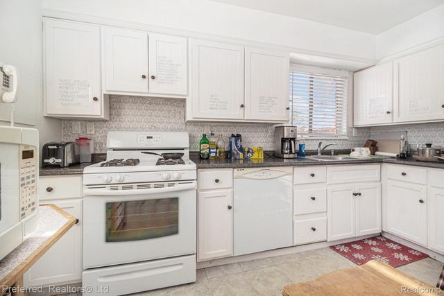 9360 Pine Street, Taylor, MI 48180