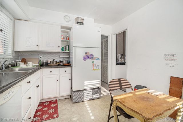 9360 Pine Street, Taylor, MI 48180