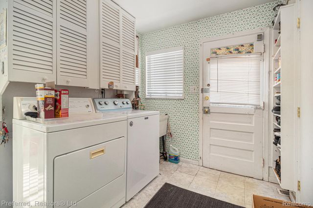 9360 Pine Street, Taylor, MI 48180