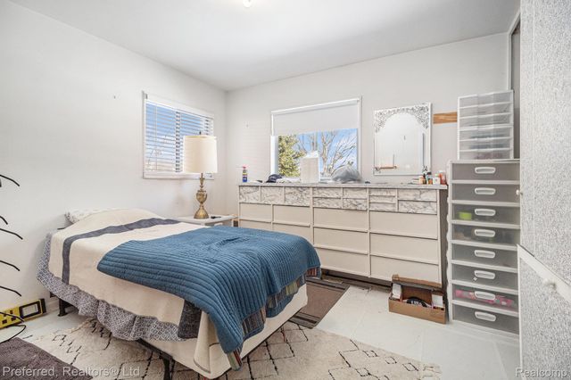 9360 Pine Street, Taylor, MI 48180