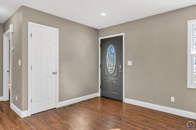 1606 SE 37th ST, Topeka, KS 66605