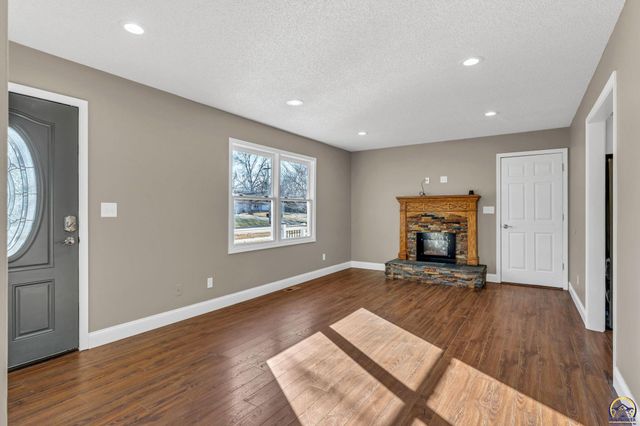 1606 SE 37th ST, Topeka, KS 66605