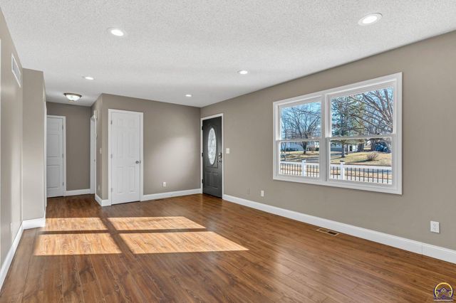 1606 SE 37th ST, Topeka, KS 66605