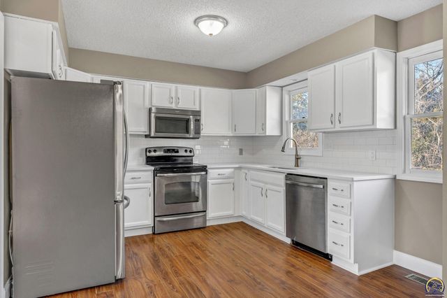 1606 SE 37th ST, Topeka, KS 66605