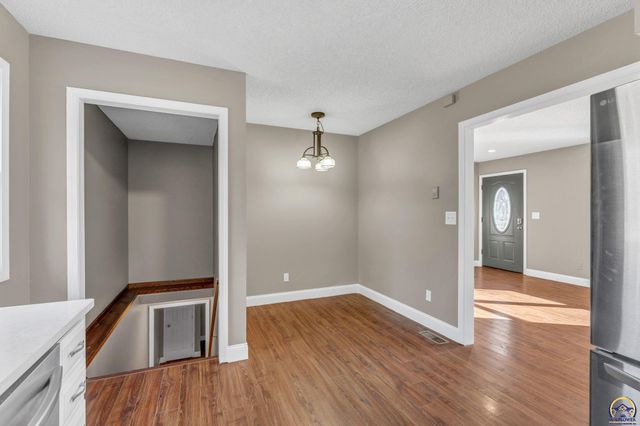 1606 SE 37th ST, Topeka, KS 66605