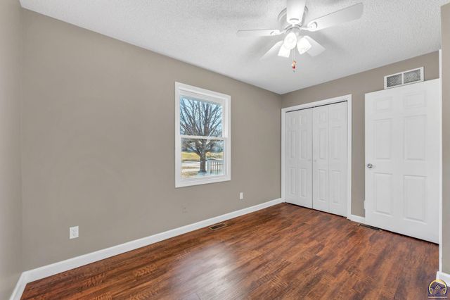 1606 SE 37th ST, Topeka, KS 66605