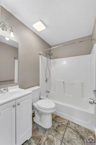 1606 SE 37th ST, Topeka, KS 66605