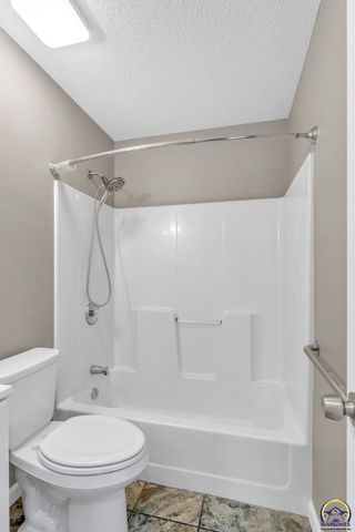 1606 SE 37th ST, Topeka, KS 66605