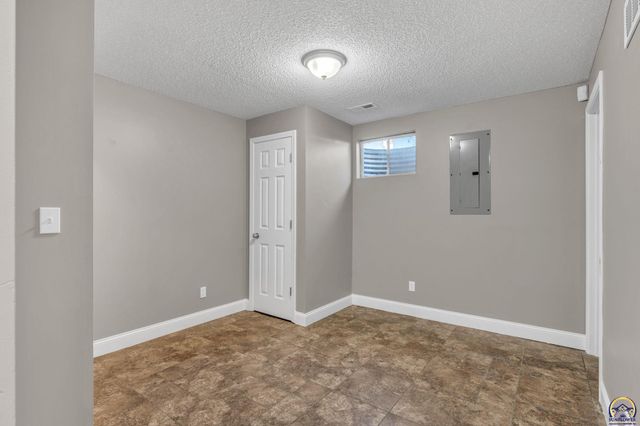 1606 SE 37th ST, Topeka, KS 66605