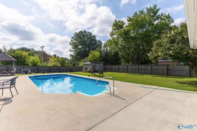 1412 Lake Crest Drive, Decatur, AL 35603